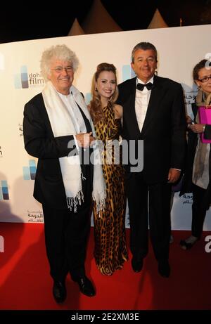 Der Direktor des Doha Film Institute Amanda Palmer, Jean-Jacques Annaud (L) und Produzent Tarak Ben Ammar nehmen am 16. Mai 2010 an der Eröffnungsveranstaltung des Doha Film Institute in Cannes, Südfrankreich, am 16. Mai 2010 während des 63. Filmfestivals Teil. Foto von Ammar Abd Rabbo/ABACAPRESS.COM Stockfoto