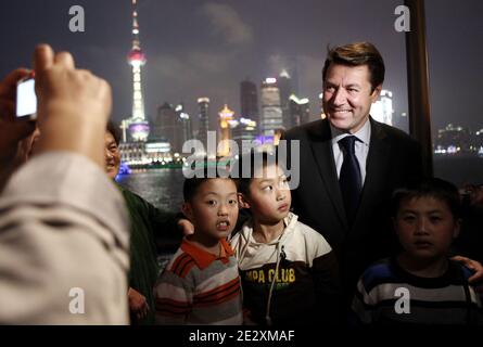 Der französische Handelsminister Christian Estrosi ist am 15. Mai 2010 mit Kindern in Shanghai, China, abgebildet. Foto von Stephane Lemouton/ABACAPRESS.COM Stockfoto