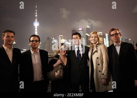 Der französische Handelsminister Christian Estrosi ist am 15. Mai 2010 mit Karine Kraus und Gaelle Gicquel in Shanghai, China, zu sehen. Foto von Stephane Lemouton/ABACAPRESS.COM Stockfoto