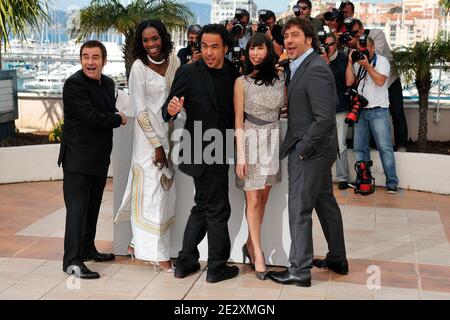 (L-R) Eduard Fernandez, Diaryatou Daff, Regisseur Alejandro Gonzalez Inarritu, Maricel Alvarez und Javier Bardem bei der Fotocolumn für Inarritus Film "die Biutiful", im Palais des Festivals während der 63. Filmfestspiele von Cannes in Cannes, Südfrankreich am 17. Mai 2010. Foto von Nicolas Genin/ABACAPRESS.COM Stockfoto