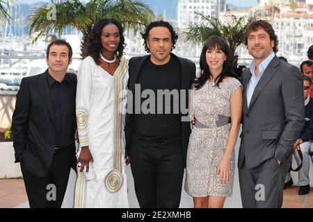 (L-R) Eduard Fernandez, Diaryatou Daff, Regisseur Alejandro Gonzalez Inarritu, Maricel Alvarez und Javier Bardem bei der Fotocolumn für Inarritus Film "die Biutiful", im Palais des Festivals während der 63. Filmfestspiele von Cannes in Cannes, Südfrankreich am 17. Mai 2010. Foto von Nicolas Genin/ABACAPRESS.COM Stockfoto