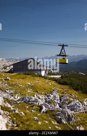 Seilbahn und Hütte auf dem Krippenstein. Alpen in Österreich. Stockfoto