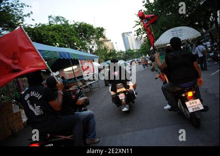 Thai Red-Shirt Anti-Government Wachen eines Red Shirt Lager im Ratchaprasong Bezirk in Bangkok, Thailand am 13. Mai 2010. Die Roten Hemden haben einen von Premierminister Abhisit Vejjajiva vorgeschlagenen Versöhnungsplan angenommen, der die Auflösung des Parlaments und Neuwahlen im November umfassen soll. Doch Protestführer Nattawut Saikua sagt, dass sie ihren Lagerplatz im zentralen Geschäftsviertel Bangkoks nicht verlassen werden, bis die Regierung die Verantwortung für einen Zusammenstoß mit Truppen im April übernommen hat, bei dem 26 Menschen getötet wurden, und zurück zum Sender People's Television. Die Regierung hat zugestimmt Stockfoto