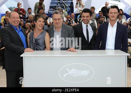 Luke Evans, Dominic Cooper, Stephen Frears, Tamsin Greig Teilnahme an der 'Tamara Drewe' Fotocall während der 63. Cannes Film Festival in Cannes, Frankreich am 18. Mai 2010. Foto von Hahn-Nebinger-Orban/ABACAPRESS.COM Stockfoto