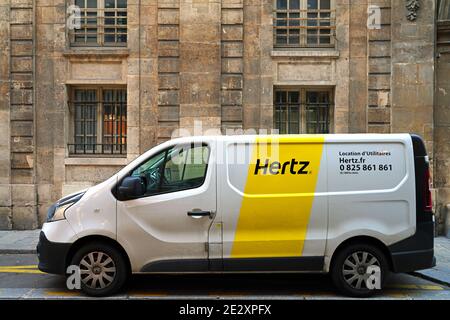 PARIS, FRANKREICH -5 JAN 2021- Blick auf einen Hertz-Mietwagen auf der Straße in Paris, Frankreich. Stockfoto