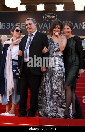 Luke Evans, Dominic Cooper, Stephen Frears, Tamsin Greig kommen zur Vorführung von 'Tamara Drewe', die am 18. Mai 2010 beim 63. Filmfestival von Cannes in Cannes, Frankreich, im Wettbewerb präsentiert wurde. Foto von Hahn-Nebinger-Orban/ABACAPRESS.COM Stockfoto