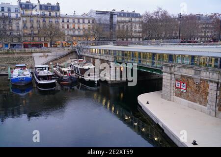 PARIS, FRANKREICH -5 JAN 2021- Blick auf Boote, die auf dem Bassin de l’Arsenal auf dem Canal Saint-Martin im 12. Arrondissement von Paris, Frankreich, festgemacht sind. Stockfoto