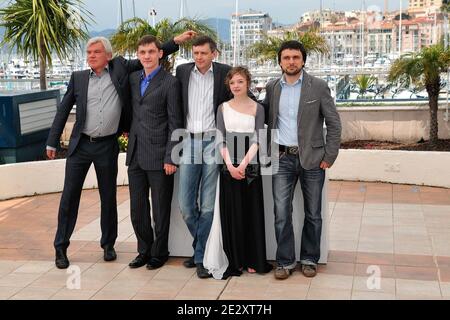 (L-R) Heino Deckert, Viktor Nemets, Regisseur Sergei Loznitsa, Olga Shuvalova und Produzent Oleg Kokhan besuchen die Fotowand für "Schastye Moe" (Meine Freude) im Palais des Festivals während der 63. Jährlichen Filmfestspiele von Cannes am 19. Mai 2010 in Cannes, Frankreich. Foto von Nicolas Genin/ABACAPRESS.COM Stockfoto