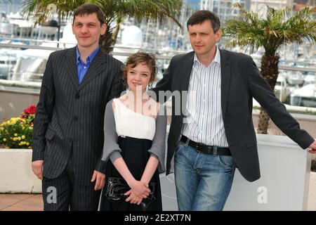 (L-R) Viktor Nemets, Olga Shuwalova und der belarussische Regisseur Sergei Loznitsa besuchen die Fotowand für "Schastye Moe" (Meine Freude) im Palais des Festivals während der 63. Jährlichen Filmfestspiele von Cannes am 19. Mai 2010 in Cannes, Frankreich. Foto von Nicolas Genin/ABACAPRESS.COM Stockfoto