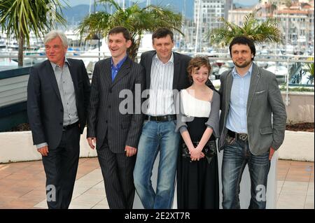 (L-R) Heino Deckert, Viktor Nemets, Regisseur Sergei Loznitsa, Olga Shuvalova und Produzent Oleg Kokhan besuchen die Fotowand für "Schastye Moe" (Meine Freude) im Palais des Festivals während der 63. Jährlichen Filmfestspiele von Cannes am 19. Mai 2010 in Cannes, Frankreich. Foto von Nicolas Genin/ABACAPRESS.COM Stockfoto