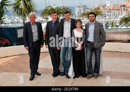 (L-R) Heino Deckert, Viktor Nemets, Regisseur Sergei Loznitsa, Olga Shuvalova und Produzent Oleg Kokhan besuchen die Fotowand für "Schastye Moe" (Meine Freude) im Palais des Festivals während der 63. Jährlichen Filmfestspiele von Cannes am 19. Mai 2010 in Cannes, Frankreich. Foto von Nicolas Genin/ABACAPRESS.COM Stockfoto