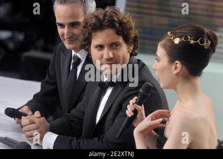 Besetzung des Films 'Carlos' Edgar Ramirez, österreichische Schauspielerin Nora von Waldstaetten während der Sendung von 'Le Grand Journal' TV-Show auf Canal Plus Kanal am Strand von Martinez während der 63. Cannes Film Festival in Cannes, Frankreich am 19. Mai 2010. Foto von Giancarlo Gorassini/ABACAPRESS.COM Stockfoto