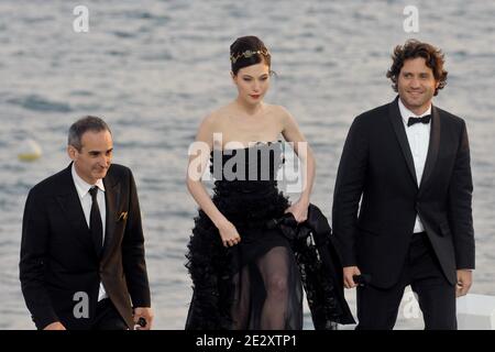 Schauspieler des Films 'Carlos', Olivier Assayas, der in Venezuela geborene Schauspieler Edgar Ramirez und die österreichische Schauspielerin Nora von Waldstaetten während der Sendung von 'Le Grand Journal' auf Canal Plus am Strand von Martinez während der 63. Filmfestspiele von Cannes in Cannes, Frankreich am 19. Mai 2010. Foto von Giancarlo Gorassini/ABACAPRESS.COM Stockfoto