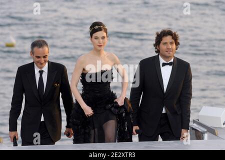 Schauspieler des Films 'Carlos', Olivier Assayas, der in Venezuela geborene Schauspieler Edgar Ramirez und die österreichische Schauspielerin Nora von Waldstaetten während der Sendung von 'Le Grand Journal' auf Canal Plus am Strand von Martinez während der 63. Filmfestspiele von Cannes in Cannes, Frankreich am 19. Mai 2010. Foto von Giancarlo Gorassini/ABACAPRESS.COM Stockfoto