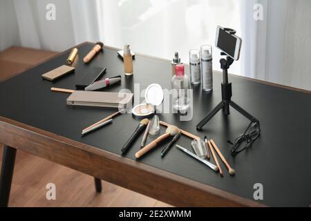 Kosmetik- und Make-up-Bürsten auf dem Schreibtisch des Bloggers Stockfoto