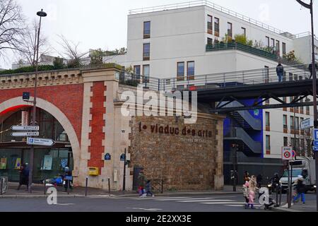 PARIS, FRANKREICH -6 JAN 2021- Blick auf das Viaduc des Arts, ein saniertes Eisenbahninfrastrukturgebäude unter dem Park Coulee Verte an der Avenue Daumesnil i Stockfoto