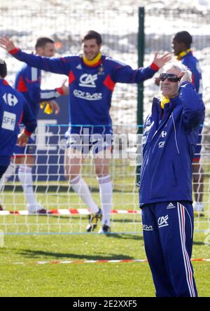 Trainer der französischen Fußballnationalmannschaft Raymond Domenech während einer Trainingseinheit in Tignes, Französische Alpen, Frankreich am 20. Mai 2010 im Rahmen ihres Höhentrainings zur Vorbereitung auf die Fußball-Weltmeisterschaft 2010 in Südafrika. Frankreich spielt Uruguay in Kapstadt in seiner Gruppe EIN Eröffnungsspiel am 11. Juni, Mexiko in Polokwane am 17. Juni und Südafrika in Bloemfontein am 22. Juni. Foto von Patrick Bernard/Cameleon/ABACAPRESS.COM Stockfoto