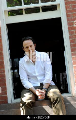 Der französische Schriftsteller Marc Levy posiert für unseren Fotografen in New York City, NY, USA am 20. Mai 2010. Foto von Mehdi Taamallah/ABACAPRESS.COM Stockfoto