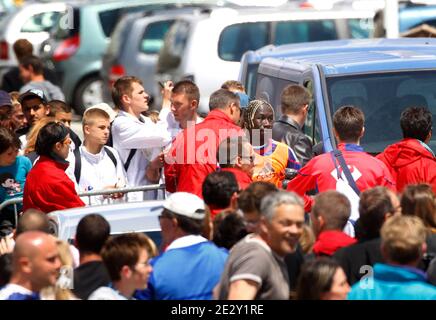 Der französische Fußball-Nationaltrainer Bacary Sagna mit den Supporters nach dem Training in Tignes French Alps, Frankreich, am 23. Mai 2010, im Rahmen ihrer Vorbereitung auf die bevorstehende Fußball-Weltmeisterschaft 2010 in Südafrika. Frankreich spielt Uruguay in Kapstadt in seiner Gruppe EIN Eröffnungsspiel am 11. Juni, Mexiko in Polokwane am 17. Juni und Südafrika in Bloemfontein am 22. Juni. Foto von Patrick Bernard/Cameleon/ABACAPRESS.COM Stockfoto