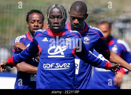 Die französische Fußballnationalspielerin Bacary Sagna hat sich am 23. Mai 2010 in Tignes, Frankreich, im Rahmen ihrer Vorbereitung auf die kommende Fußball-Weltmeisterschaft 2010 in Südafrika auf das Training vorbereitet. Frankreich spielt Uruguay in Kapstadt in seiner Gruppe EIN Eröffnungsspiel am 11. Juni, Mexiko in Polokwane am 17. Juni und Südafrika in Bloemfontein am 22. Juni. Foto von Patrick Bernard/Cameleon/ABACAPRESS.COM Stockfoto