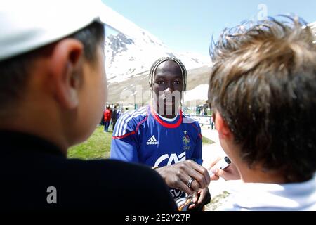 Der französische Fußballnationalspieler Bacary Sagna unterschreibt den Fans während ihrer Trainingseinheit in Tignes, Frankreich, am 43. Mai 2010 Autopgraphen als Teil ihrer Vorbereitung auf die kommende Fußball-Weltmeisterschaft 2010 in Südafrika. Domenech hält die 23 Spieler, die auf der Französisch Alpine trainieren. Frankreich spielt Uruguay in Kapstadt in seiner Gruppe EIN Eröffnungsspiel am 11. Juni, Mexiko in Polokwane am 17. Juni und Südafrika in Bloemfontein am 22. Juni. Foto von Patrick Bernard/Cameleon/ABACAPRESS.COM Stockfoto