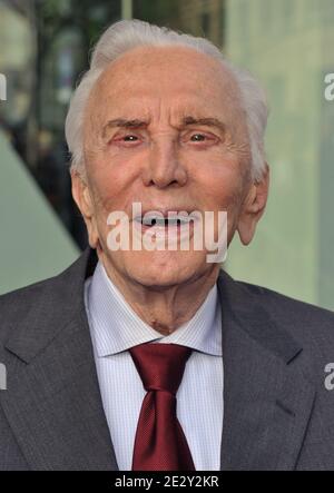 Schauspieler Kirk Douglas nimmt am 24. Mai 2010 an der 37. Jährlichen Chaplin Award Gala der The Film Society of Lincoln Center in der Alice Tully Hall in New York City, USA, Teil. Foto von S.Vlasic/ABACAPRESS.COM (im Bild: Kirk Douglas) Stockfoto