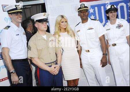 Paris Hilton und US-Militärangehörige nehmen am 26. Mai 2010 am Uso Swinging Salute to Our Trupps Fleet Week im Union Square Ballroom in New York City, NY, USA Teil. Foto von Mehdi Taamallah/ABACAPRESS.COM (im Bild: Paris Hilton) Stockfoto