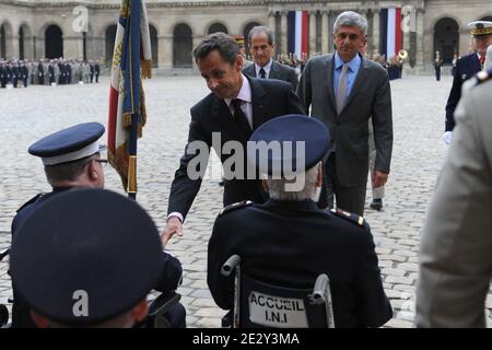 Der französische Präsident Nicolas Sarkozy, der Vizeminister für Veteranenangelegenheiten Hubert Falco und Verteidigungsminister Herve Morin nehmen am 27. Mai 2010 an der militärischen Frühjahrszeremonie im "Hotel des Invalides" in Paris, Frankreich, Teil. Foto von Mousse/ABACAPRESS.COM Stockfoto