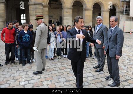 Der französische Präsident Nicolas Sarkozy, der Vizeminister für Veteranenangelegenheiten Hubert Falco, der Verteidigungsminister Herve Morin und General Bruno Dary nehmen am 27. Mai 2010 an der militärischen Frühlingszeremonie im "Hotel des Invalides" in Paris, Frankreich, Teil. Foto von Mousse/ABACAPRESS.COM Stockfoto