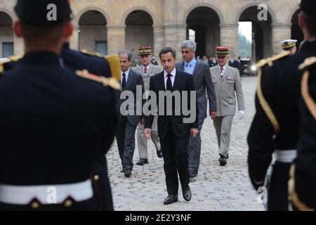 Der französische Präsident Nicolas Sarkozy, der Vizeminister für Veteranenangelegenheiten Hubert Falco, der Verteidigungsminister Herve Morin und General Bruno Dary nehmen am 27. Mai 2010 an der militärischen Frühlingszeremonie im "Hotel des Invalides" in Paris, Frankreich, Teil. Foto von Mousse/ABACAPRESS.COM Stockfoto