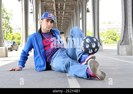 Der französische Sean ist am 18. November 2009 beim Red Bull Street Style in Sao Paulo, Brasilien, der neue Freestyle-Fußballmeister. Diese Fotos wurden am 28. Mai 2010 in Paris, Frankreich, aufgenommen. Foto von Thierry Plessis/ABACAPRESS.COM Stockfoto