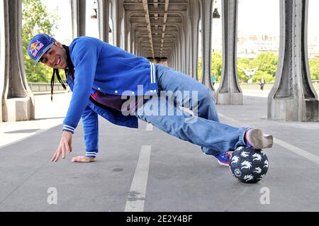 Der französische Sean ist am 18. November 2009 beim Red Bull Street Style in Sao Paulo, Brasilien, der neue Freestyle-Fußballmeister. Diese Fotos wurden am 28. Mai 2010 in Paris, Frankreich, aufgenommen. Foto von Thierry Plessis/ABACAPRESS.COM Stockfoto