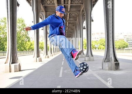 Der französische Sean ist am 18. November 2009 beim Red Bull Street Style in Sao Paulo, Brasilien, der neue Freestyle-Fußballmeister. Diese Fotos wurden am 28. Mai 2010 in Paris, Frankreich, aufgenommen. Foto von Thierry Plessis/ABACAPRESS.COM Stockfoto