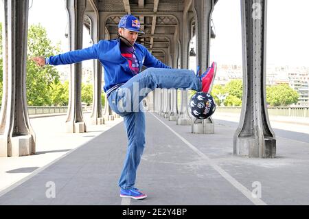 Der französische Sean ist am 18. November 2009 beim Red Bull Street Style in Sao Paulo, Brasilien, der neue Freestyle-Fußballmeister. Diese Fotos wurden am 28. Mai 2010 in Paris, Frankreich, aufgenommen. Foto von Thierry Plessis/ABACAPRESS.COM Stockfoto