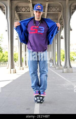 Der französische Sean ist am 18. November 2009 beim Red Bull Street Style in Sao Paulo, Brasilien, der neue Freestyle-Fußballmeister. Diese Fotos wurden am 28. Mai 2010 in Paris, Frankreich, aufgenommen. Foto von Thierry Plessis/ABACAPRESS.COM Stockfoto