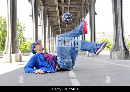 Der französische Sean ist am 18. November 2009 beim Red Bull Street Style in Sao Paulo, Brasilien, der neue Freestyle-Fußballmeister. Diese Fotos wurden am 28. Mai 2010 in Paris, Frankreich, aufgenommen. Foto von Thierry Plessis/ABACAPRESS.COM Stockfoto