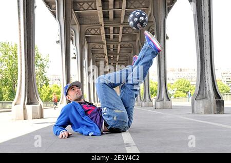 Der französische Sean ist am 18. November 2009 beim Red Bull Street Style in Sao Paulo, Brasilien, der neue Freestyle-Fußballmeister. Diese Fotos wurden am 28. Mai 2010 in Paris, Frankreich, aufgenommen. Foto von Thierry Plessis/ABACAPRESS.COM Stockfoto