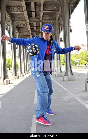Der französische Sean ist am 18. November 2009 beim Red Bull Street Style in Sao Paulo, Brasilien, der neue Freestyle-Fußballmeister. Diese Fotos wurden am 28. Mai 2010 in Paris, Frankreich, aufgenommen. Foto von Thierry Plessis/ABACAPRESS.COM Stockfoto