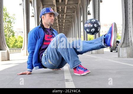 Der französische Sean ist am 18. November 2009 beim Red Bull Street Style in Sao Paulo, Brasilien, der neue Freestyle-Fußballmeister. Diese Fotos wurden am 28. Mai 2010 in Paris, Frankreich, aufgenommen. Foto von Thierry Plessis/ABACAPRESS.COM Stockfoto