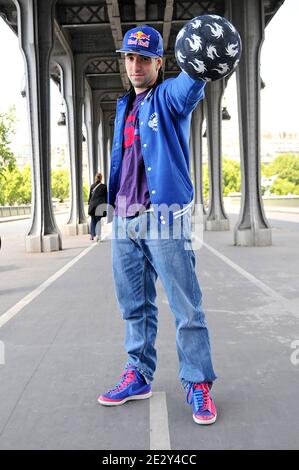 Der französische Sean ist am 18. November 2009 beim Red Bull Street Style in Sao Paulo, Brasilien, der neue Freestyle-Fußballmeister. Diese Fotos wurden am 28. Mai 2010 in Paris, Frankreich, aufgenommen. Foto von Thierry Plessis/ABACAPRESS.COM Stockfoto