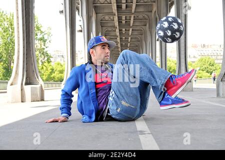 Der französische Sean ist am 18. November 2009 beim Red Bull Street Style in Sao Paulo, Brasilien, der neue Freestyle-Fußballmeister. Diese Fotos wurden am 28. Mai 2010 in Paris, Frankreich, aufgenommen. Foto von Thierry Plessis/ABACAPRESS.COM Stockfoto