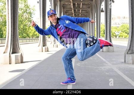 Der französische Sean ist am 18. November 2009 beim Red Bull Street Style in Sao Paulo, Brasilien, der neue Freestyle-Fußballmeister. Diese Fotos wurden am 28. Mai 2010 in Paris, Frankreich, aufgenommen. Foto von Thierry Plessis/ABACAPRESS.COM Stockfoto