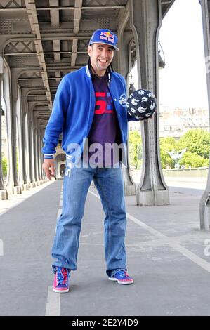 Der französische Sean ist am 18. November 2009 beim Red Bull Street Style in Sao Paulo, Brasilien, der neue Freestyle-Fußballmeister. Diese Fotos wurden am 28. Mai 2010 in Paris, Frankreich, aufgenommen. Foto von Thierry Plessis/ABACAPRESS.COM Stockfoto
