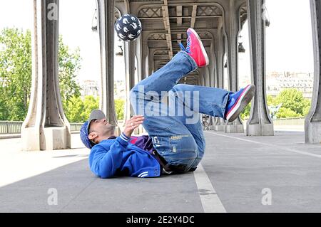 Der französische Sean ist am 18. November 2009 beim Red Bull Street Style in Sao Paulo, Brasilien, der neue Freestyle-Fußballmeister. Diese Fotos wurden am 28. Mai 2010 in Paris, Frankreich, aufgenommen. Foto von Thierry Plessis/ABACAPRESS.COM Stockfoto