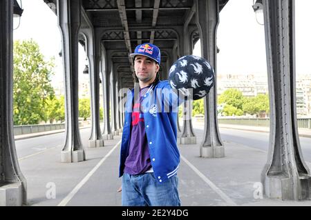 Der französische Sean ist am 18. November 2009 beim Red Bull Street Style in Sao Paulo, Brasilien, der neue Freestyle-Fußballmeister. Diese Fotos wurden am 28. Mai 2010 in Paris, Frankreich, aufgenommen. Foto von Thierry Plessis/ABACAPRESS.COM Stockfoto