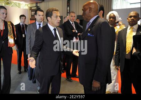 Der französische Präsident Nicolas Sarkozy spricht mit dem senegalesischen Präsidenten Abdoulaye Wade bei der Eröffnungssitzung des 25. Afrika-Frankreich-Gipfels im Kongresspalast in Nizza, Südfrankreich, am 31. Mai 2010. Dieser zweitägige Gipfel, an dem der französische Präsident Nicolas Sarkozy und 38 afrikanische Staats- und Regierungschefs teilnehmen, soll die französisch-afrikanischen Beziehungen erneuern und französische Unternehmen in die Entwicklung bringen. Foto von Elodie Gregoire/ABACAPRESS.COM Stockfoto