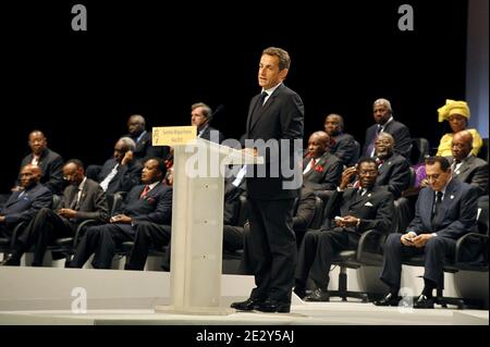 Der französische Präsident Nicolas Sarkozy hält am 31. Mai 2010 in Anwesenheit des senegalesischen Präsidenten Abdoulaye Wade im Kongresspalast in Nizza, Südfrankreich, eine Rede während der Eröffnungssitzung des 25. Afrika-Frankreich-Gipfels. Dieser zweitägige Gipfel, an dem der französische Präsident Nicolas Sarkozy und 38 afrikanische Staats- und Regierungschefs teilnehmen, soll die französisch-afrikanischen Beziehungen erneuern und französische Unternehmen in die Entwicklung bringen. Foto von Elodie Gregoire/ABACAPRESS.COM Stockfoto