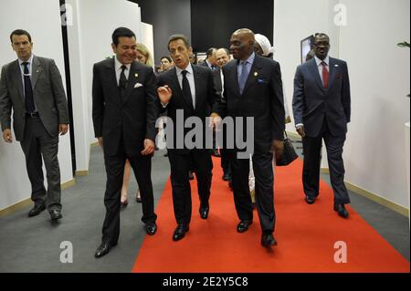 Der französische Präsident Nicolas Sarkozy (C) spricht mit dem marokkanischen Prinzen Moulay Rachid (L) und dem senegalesischen Präsidenten Abdoulaye Wade (R) bei der Eröffnungssitzung des 25. Afrika-Frankreich-Gipfels am 31. Mai 2010 im Kongresspalast in Nizza, Südfrankreich. Dieser zweitägige Gipfel, an dem der französische Präsident Nicolas Sarkozy und 38 afrikanische Staats- und Regierungschefs teilnehmen, soll die französisch-afrikanischen Beziehungen erneuern und französische Unternehmen in die Entwicklung bringen. Foto von Elodie Gregoire/ABACAPRESS.COM Stockfoto