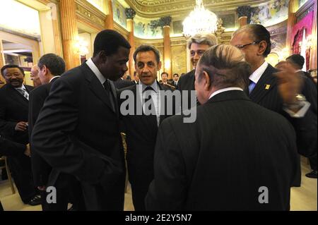 Der Benin-Amtskollege Yayi Boni, der französische Präsident Nicolas Sarkozy, Alain Madelin und der algerische Präsident Abdelaziz Bouteflika werden während eines Abendessens beim 25. Afrika-Frankreich-Gipfel am 31. Mai 2010 in Nizza, Südfrankreich, abgebildet. Dieser zweitägige Gipfel, an dem der französische Präsident Nicolas Sarkozy und 38 afrikanische Staats- und Regierungschefs teilnehmen, soll die französisch-afrikanischen Beziehungen erneuern und französische Unternehmen in die Entwicklung bringen. Foto von Elodie Gregoire/ABACAPRESS.COM Stockfoto