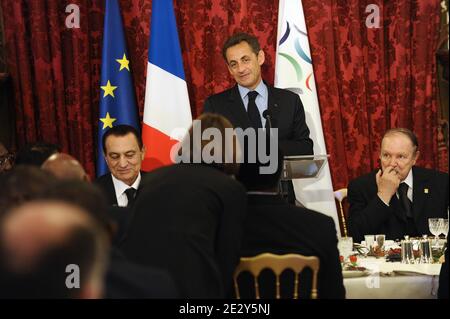 Der ägyptische Präsident Hosni Mubarak, der französische Präsident Nicolas Sarkozy und der algerische Präsident Abdelaziz Bouteflika werden während eines Abendessens beim 25. Afrika-Frankreich-Gipfel am 31. Mai 2010 in Nizza, Südfrankreich, abgebildet. Dieser zweitägige Gipfel, an dem der französische Präsident Nicolas Sarkozy und 38 afrikanische Staats- und Regierungschefs teilnehmen, soll die französisch-afrikanischen Beziehungen erneuern und französische Unternehmen in die Entwicklung bringen. Foto von Elodie Gregoire/ABACAPRESS.COM Stockfoto